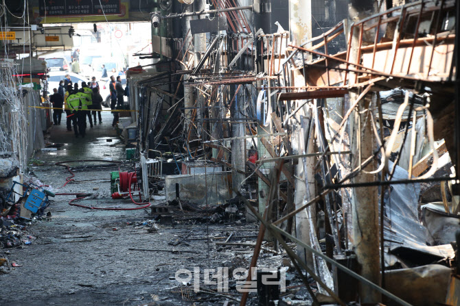 [포토]'점포 55곳 불에 탄 인천 현대시장'