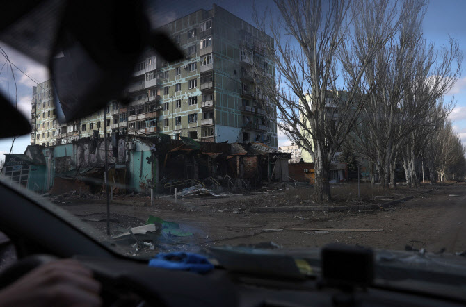 우크라 동부 최대격전지 바흐무트, 러군이 3면 포위