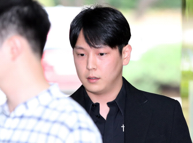 '또 강제추행' 아이돌 'B.A.P' 힘찬, 재판부 실수로 '불출석'