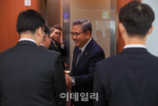 [포토]일제 강제징용 피해배상 해법 발표 마친 박진 외교부 장관