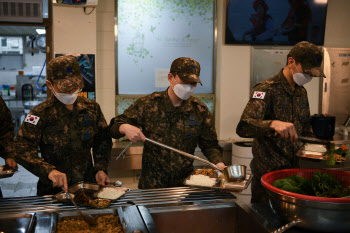 軍 급식 식자재, 수의계약 70% 유지…경쟁조달 확대 '중단'