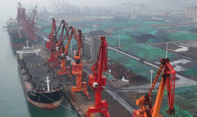 위드 코로나에도…중국 1~2월 수출입, 5개월째 마이너스