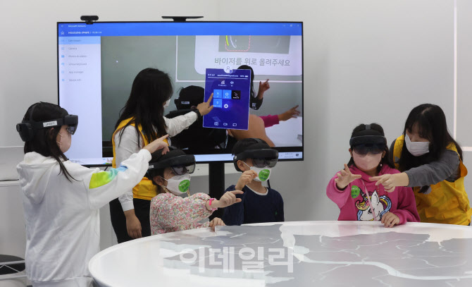 [포토]'서울 퓨처랩 4.0' MR 홀로렌즈 체험
