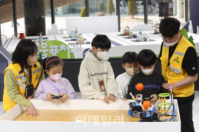 [포토]서울 퓨처랩 4.0, 로봇으로 농구하는 아이들