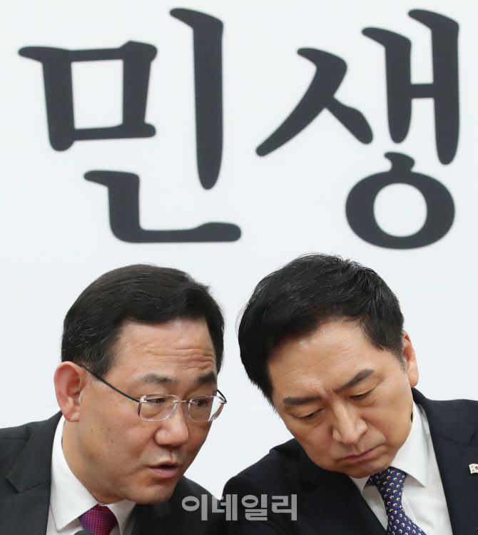 [포토]'머리 맞대고 대화하는 김기현-주호영'