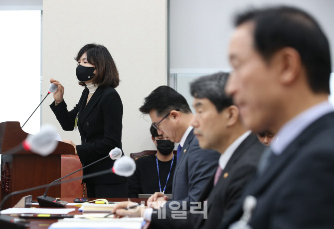 [포토]교육위, '답변하는 고은정 반포고 교장'