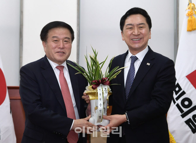[포토]'윤 대통령의 축하난 받은 김기현'