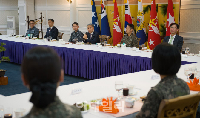 잠수함사 찾은 국방장관 "간부 처우 개선 노력하겠다"