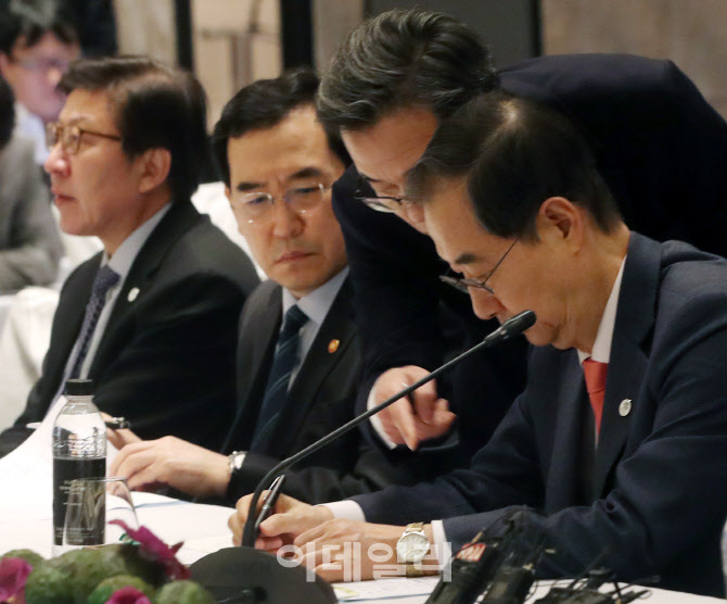 [포토] '2030 부산 엑스포 유치위' 참석한 한덕수 총리