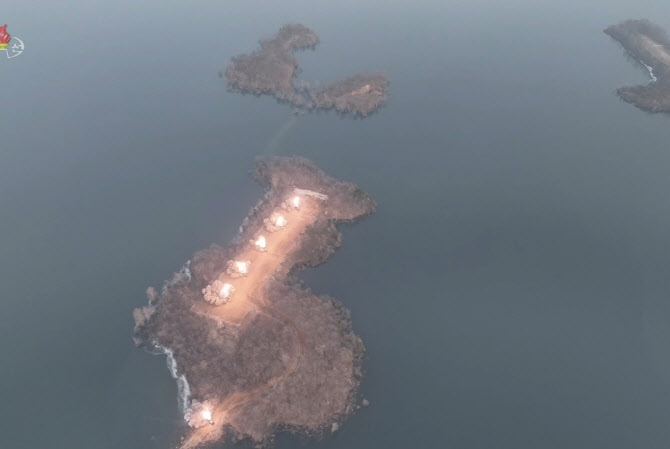 김정은, 南 비행장 겨냥 화력습격훈련…軍, '근거리 탄도미사일' 평가