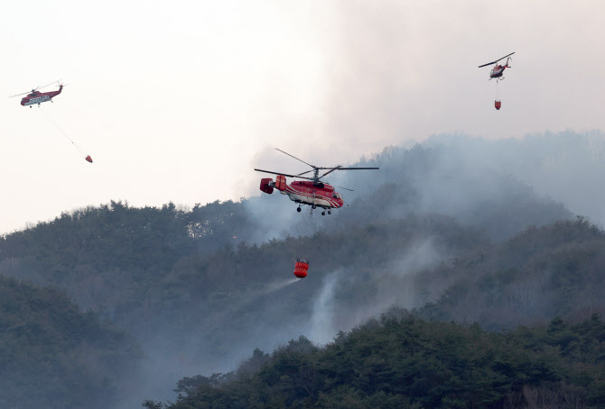 경남 하동군 산불 2단계 발령…헬기 투입