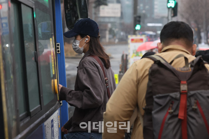 [포토]대중교통 마스크 착용 의무 해제 검토