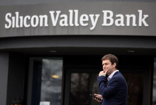 바이든 "SVB 사태 재발 않도록 은행 규제·감독 강화할 것"