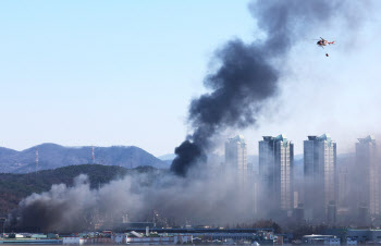 한국타이어 대전공장 화재, 13시간만에 큰 불길 잡혀(종합)