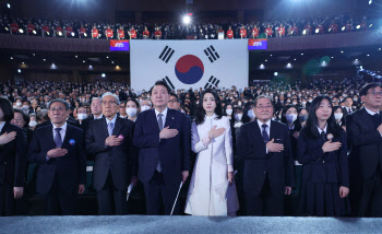 尹대통령 부부, 3·1절 기념식 참석…"세계시민 자유 확대 기여해야"