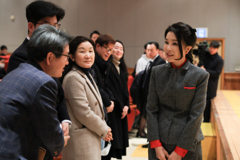 김건희, 서울맹학교 깜짝 방문…"여러분의 새롬이 되겠다"