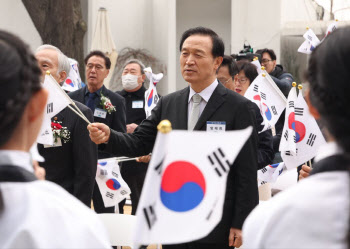 임태희 "격동기 신교육 늦게 받아들인 혹독한 대가 잊어선 안돼"