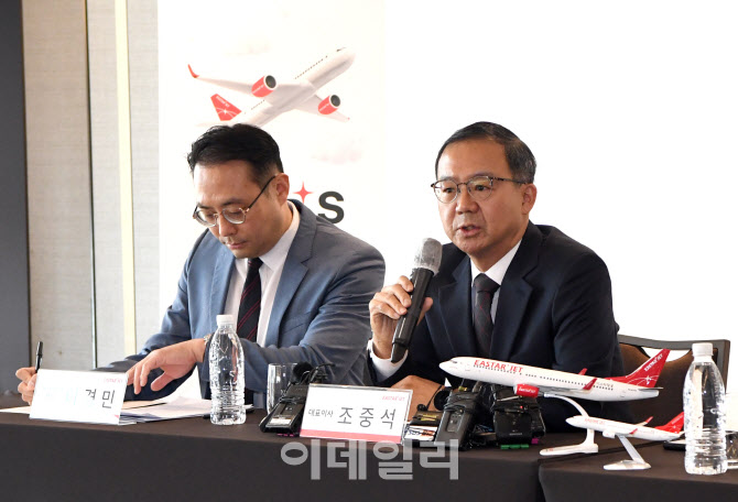 [포토]제주를 단돈 1만원에?...이스타항공 3년 만의 재운항 기념 ‘제주~김포’ 9900원 특가 행사