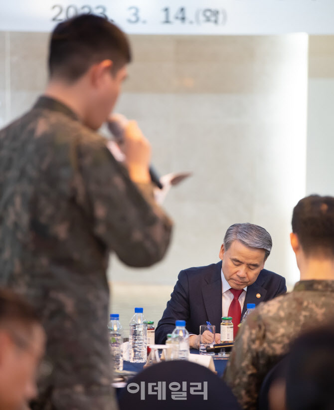 국방장관, 초급간부 간담회…"복무여건 개선 필요성 절실히 공감"