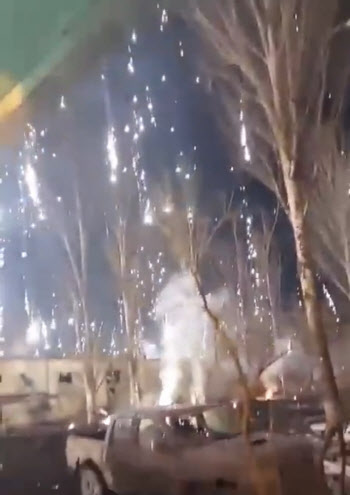 하늘에서 쏟아진 섬광…러시아 ‘악마의 무기’ 또 썼나(영상)