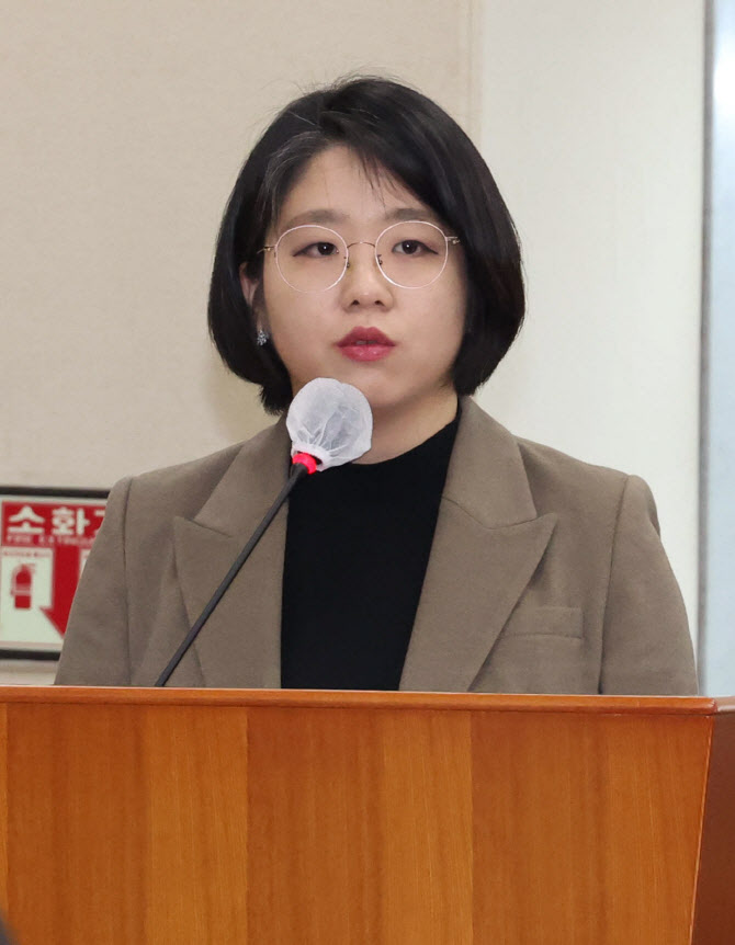 가족여행 중 공항 귀빈실 이용…용혜인 "송구하고 민망"