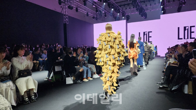[르포]"멋쟁이 다 모여라"…서울패션위크 화려한 개막