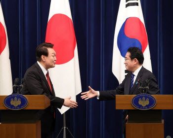 輿 "尹 결단으로 한일관계에 봄 찾아와"