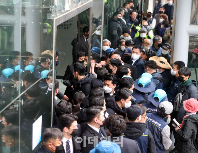 [포토] 혼잡한 주주총회 출입구