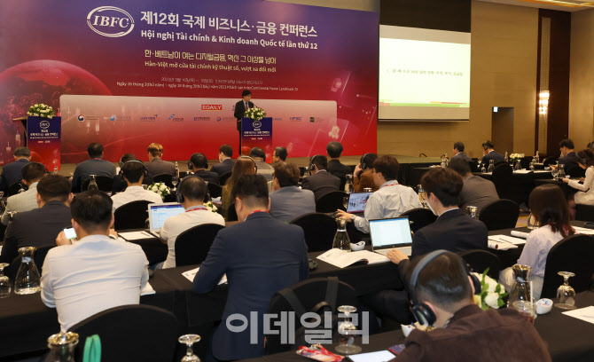 [포토]제12회 국제 비즈니스·금융컨퍼런스(IBFC)에서 기조연설하는 김흥종 원장
