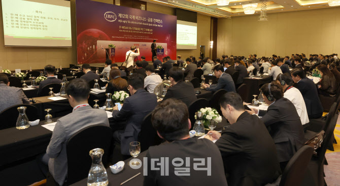 [포토]국제 비즈니스·금융컨퍼런스(IBFC)에서 기조연설하는 김흥종 대외경제정책연구원장