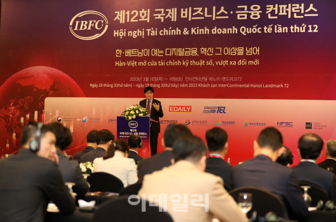 [포토]'디지털화시대 한-베 경제·금융 발전 방안' 주제로 기조연설하는 김흥종 대외경제정책...