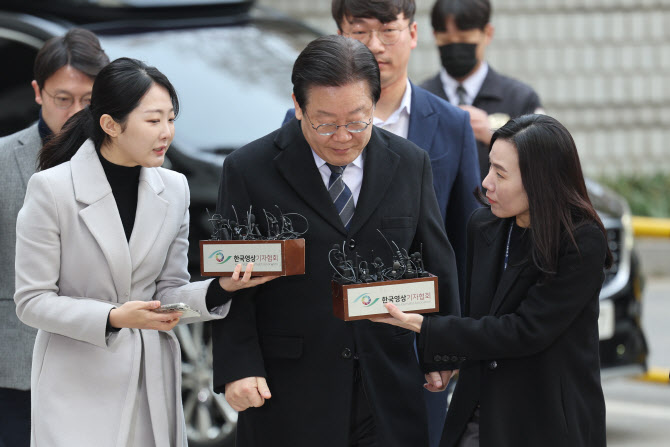 이재명, 또 재판 출석…당 내홍 수습 중에도 곳곳 암초