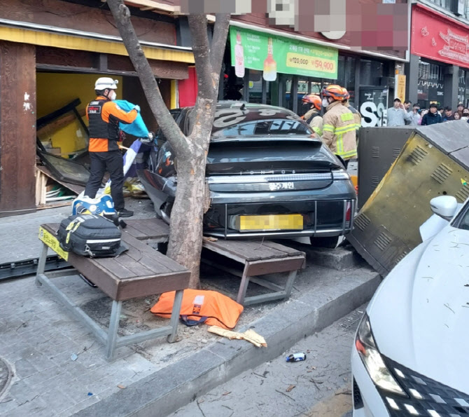 전주서 전기차 택시 상가로 돌진…60대 기사 병원 이송