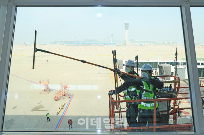 [포토]인천공항, 겨우내 묵은때를 싹!