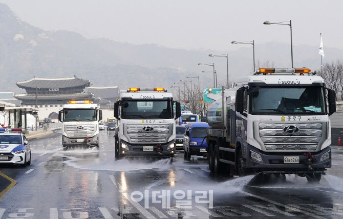 [포토] 종로구, 초미세먼지 제거 물청소