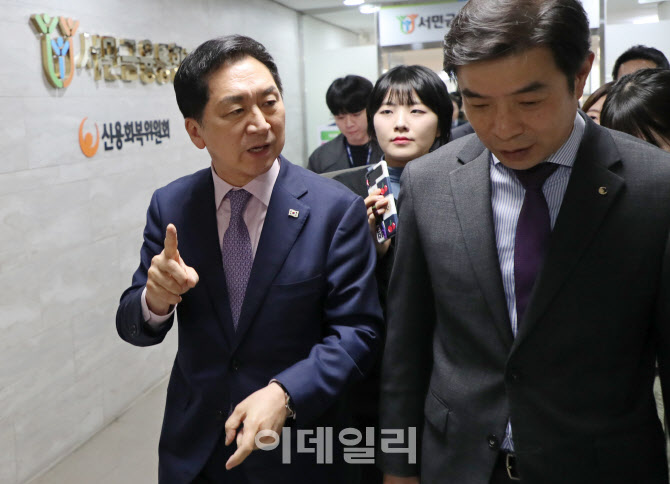 [포토]서민금융통합지원센터 찾은 김기현 국민의힘 대표