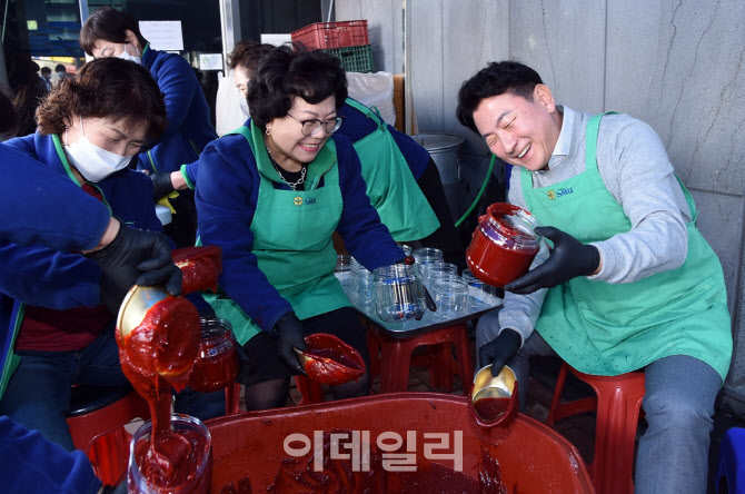 [포토]취약계층 위한 '사랑의 고추장 나눔' 참석한 김동근 의정부시장