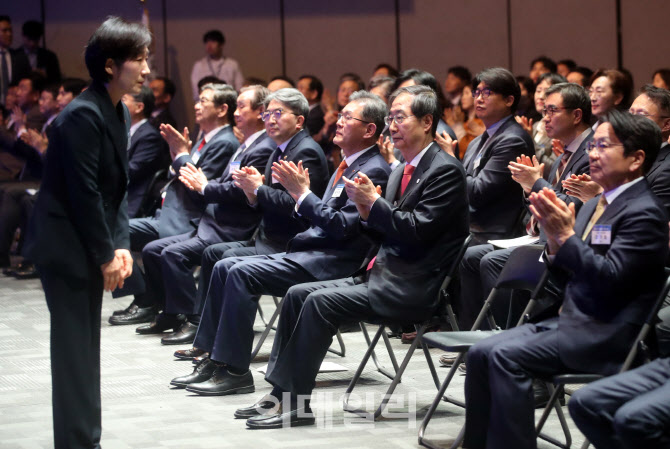 [포토] '물의 날' 인사하는 한화진 환경부 장관