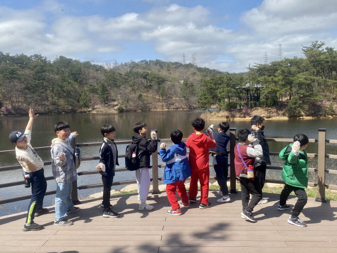 동서발전, ‘세계 물의 날’ 맞아 울산 초교서 친환경 흙 체험행사