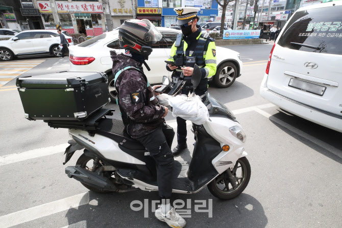 [포토]이륜차 난폭운전과 불법 개조 단속