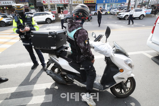 [포토]오토바이 신호위반도 단속 대상