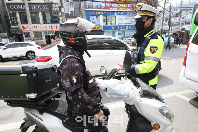 [포토]오토바이 신호위반도 집중단속