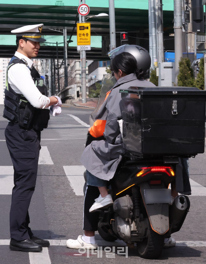 [포토]탑승자 헬멧 확인하는 경찰