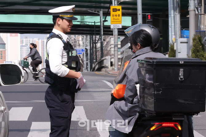 [포토]이륜차, 탑승자 헬멧 확인