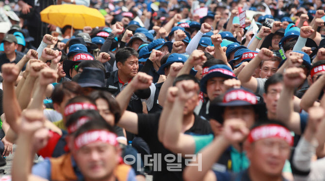 이틀째 공공부문 비정규직 노동자 총파업, 18일 대규모 총파업 예고