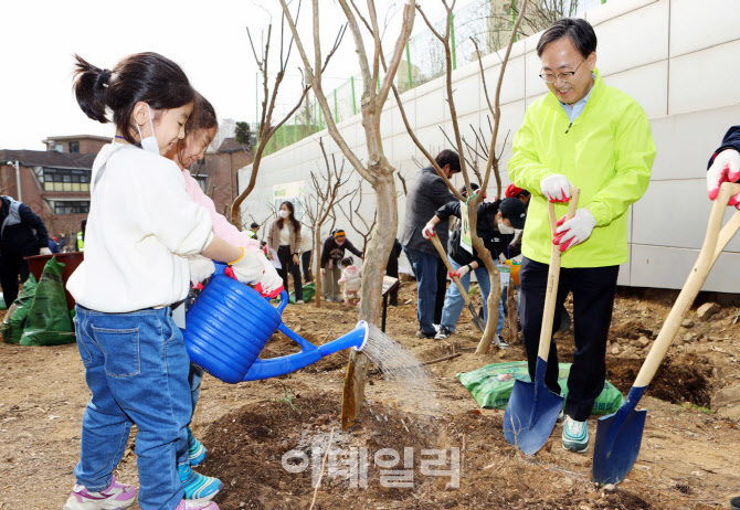 [포토] 어린이들과 나무 심는 유성훈 금천구청장