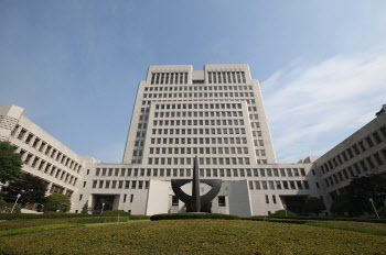 난민신청 목적으로 허위사증으로 불법입국…대법 “난민협약 따라 형 면제”