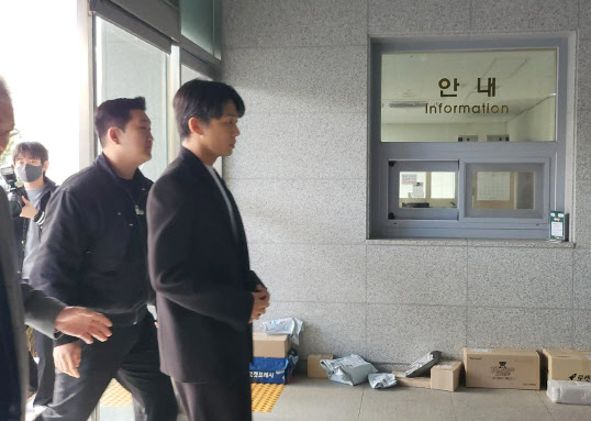 '마약류 투약 혐의' 유아인, 경찰 출석해 피의자 조사 중