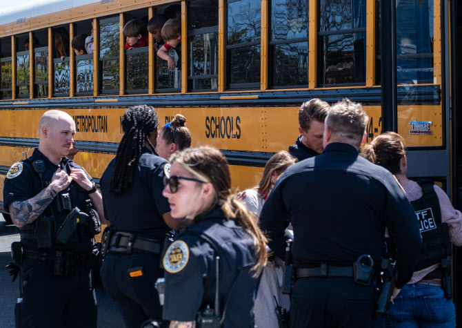 美테네시주 초등학교서 총격사건으로 6명 사망…"범인은 학교 선배"