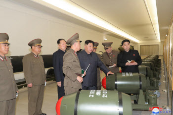 北, '전술핵탄두' 추정 물체 공개…김정은 "핵무기 기하급수적 늘려야"
